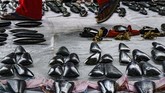 FOTO: Tradisi Kapak Batu Zaman Neolitikum di Tanah Papua Masyarakat Papua mempertahankan tradisi peralatan kapak batu lonjong dan persegi sejak zaman Neolitikum hingga saat ini.