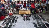 FOTO: Tradisi Kapak Batu Zaman Neolitikum di Tanah Papua Masyarakat Papua mempertahankan tradisi peralatan kapak batu lonjong dan persegi sejak zaman Neolitikum hingga saat ini.