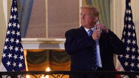 Keluar RS, Trump Lepas Masker saat Tiba di Gedung Putih