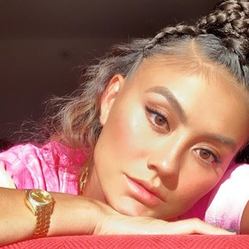 8 Lagu Galau Terbaik Agnez Mo, Siap Temani Kamu Saat Patah Hati