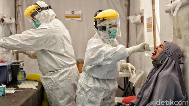 Tes swab jadi salah satu cara deteksi dini penyebaran virus Corona di masyarakat. Puskesmas Kecamatan Gambir pun memberikan layanan tes swab gratis bagi warga.