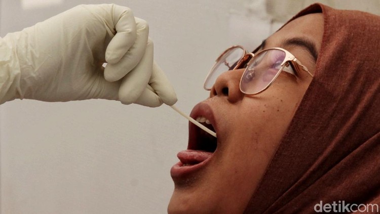 Tes swab jadi salah satu cara deteksi dini penyebaran virus Corona di masyarakat. Puskesmas Kecamatan Gambir pun memberikan layanan tes swab gratis bagi warga.