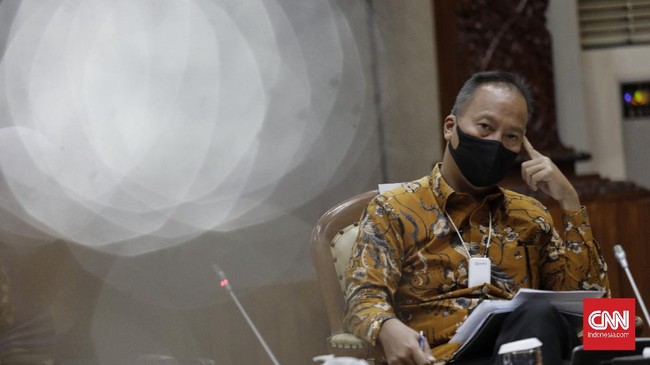 Menperin Agus Gumiwang menyebut tak mau membanjiri pasar otomotif Indonesia dengan mobil listrik impor.