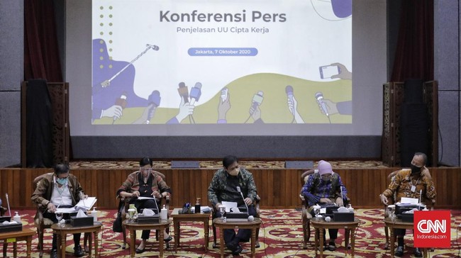 Bank Dunia memberikan pernyataan berbeda saat sebelum dan sesudah pengesahan UU Omnibus Law Cipta Kerja.
