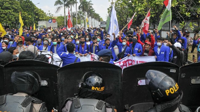 Kemenkes memperingatkan massa demo Omnibus Law UU Ciptaker agar mematuhi protokol kesehatan demi mencegah klaster covid-19.