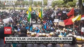 VIDEO: Aksi Ribuan Buruh di Lampung Tolak UU Cipta Kerja