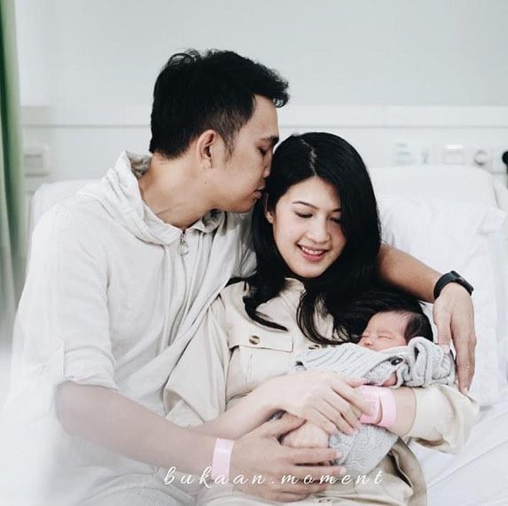 <p>Vokalis Ada Band, Naga, dan istrinya, Feby Rizky Andhika Siregar, baru saja dikaruniai anak pertama berjenis kelamin perempuan pada 9 September 2020. (Foto: Instagram @febyriz)</p>