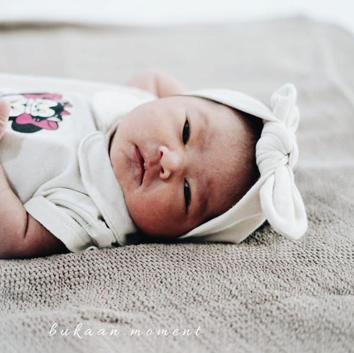 <p>Kira-kira Bae mirip Papa Naga atau Mama Feby ya? (Foto: Instagram @baehatiaaleyah)</p>