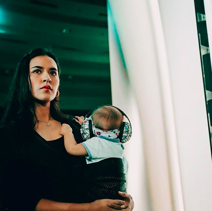 <p>Zalina menemani Bunda Raisa kerja. Airmuff yang terpasang di telinganya terlihat lucu ya.</p>