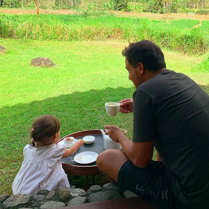 <p>Raisa sering mengabadikan momen Zalina bersama Hamish Daud. Kali ini, rambut Zalina makin panjang dengan kuncir kuda yang lucu.</p>