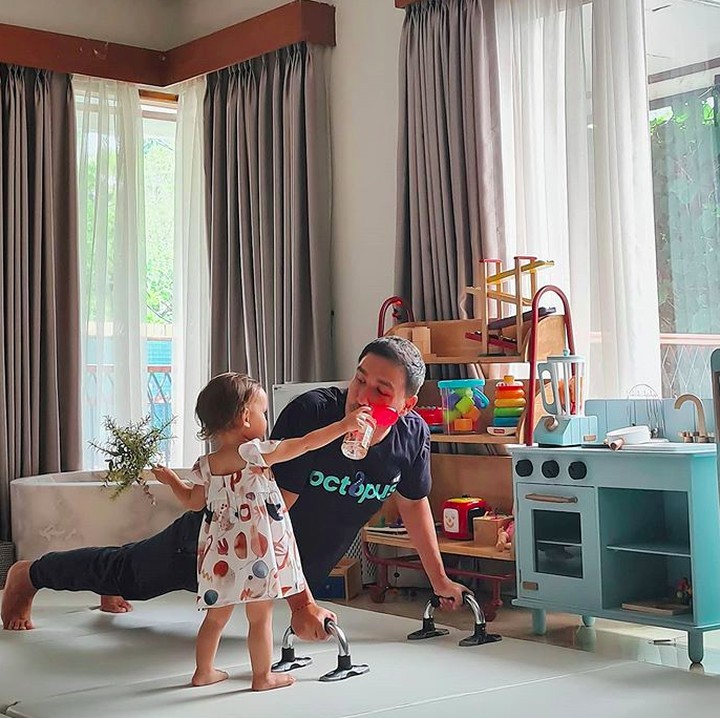 <p>Anak Raisa dan Hamish Daud, Zalina Raine Wyllie kini berusia 1 tahun 7 bulan. Zalina terlihat makin besar dan menggemaskan.</p>