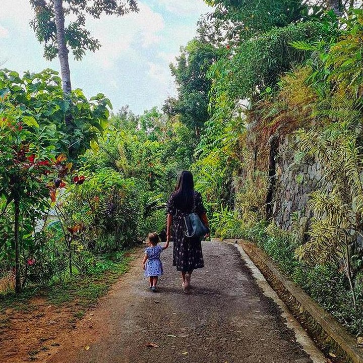 <p>Bergandengan tangan bersama sang bunda, Raisa ketika staycation di Magelang. Kompak mengenakan dress kasual. Semoga sehat selalu ya Zalina!</p>