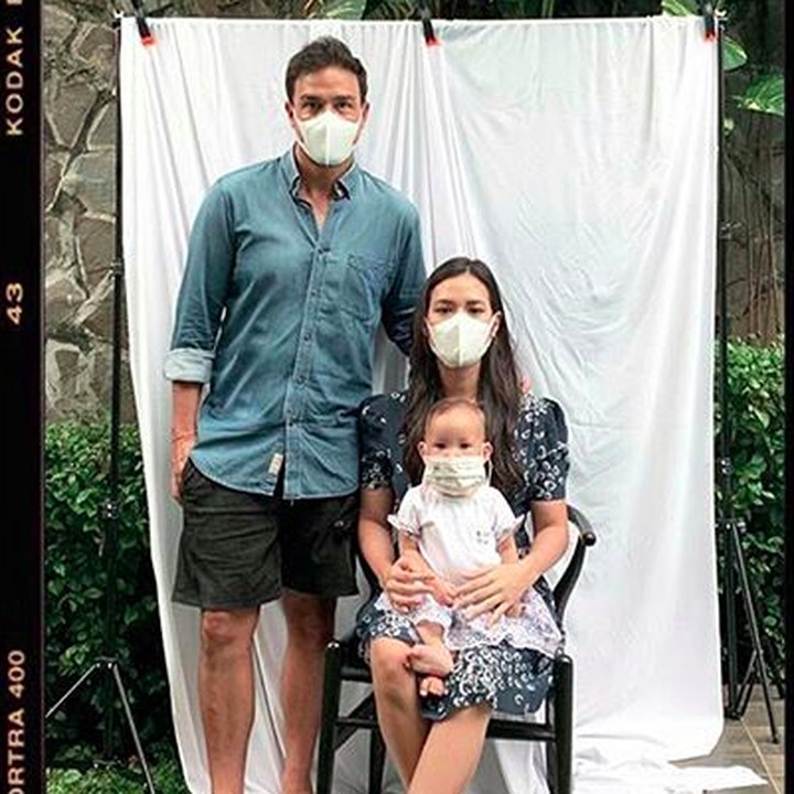 <p>Saat foto keluarga selama di rumah saja, wajah Zalina terlihat sedikit di balik masker.</p>
