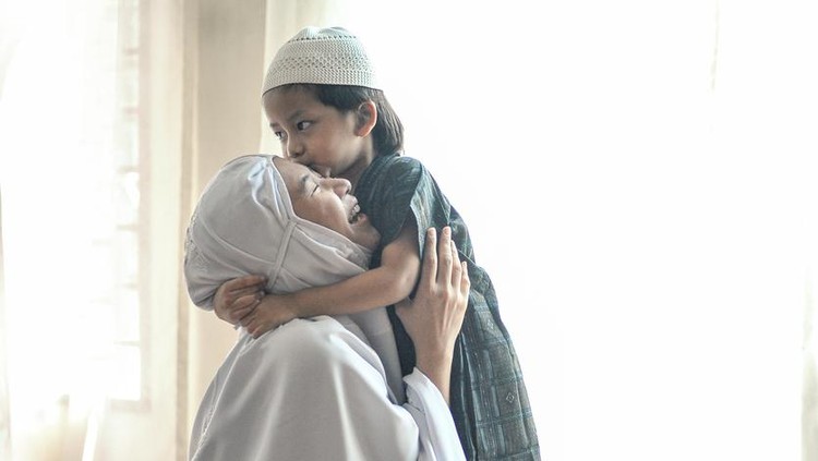 anak salat Asian family praying together during ramadhan