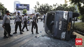 Bentrokan di Area Gedung DPR, Mobil Tahanan Dirusak