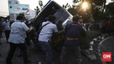 FOTO: Demo Mahasiswa Menolak Omnibus Law di Jakarta Demonstrasi mahasiswa menolak UU Cipta Kerja alias Omnibus Law di kawasan Gedung DPR RI, Jakarta Pusat, berakhir ricuh pada Rabu (7/10).