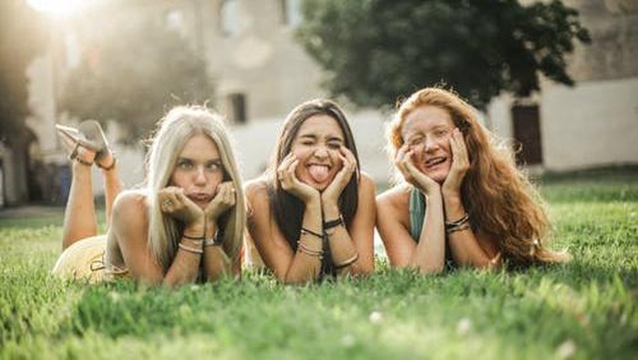 Punya Banyak Teman, Inilah Deretan Zodiak Paling Ekstrovert!