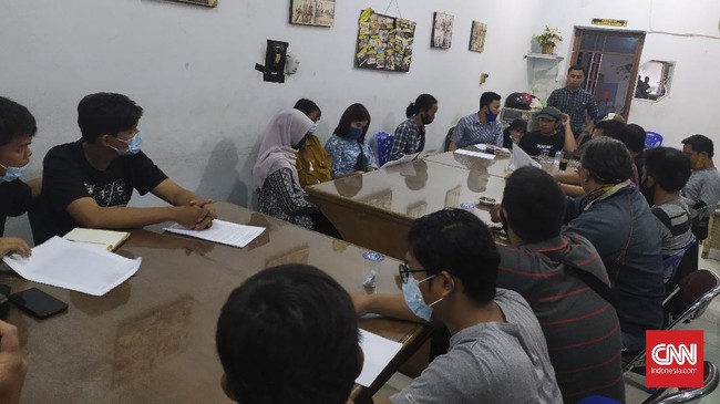 Elemen buruh meminta Partai Demokrat dan PKS menurunkan massa menolak Omnibus Law Ciptaker untuk buktikan penolakan mereka bukan dagelan politik.