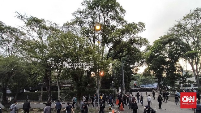 Sejumlah orang yang diduga jadi penghasut diamankan. Massa dibubarkan petugas menggunakan gas air mata.