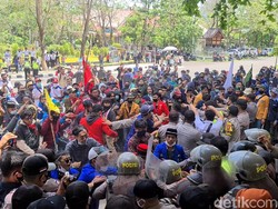 Coba Masuk Gedung DPRD, Demonstran Sukabumi Saling Dorong dengan Polisi
