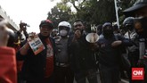 FOTO: Demo Mahasiswa Menolak Omnibus Law di Jakarta Demonstrasi mahasiswa menolak UU Cipta Kerja alias Omnibus Law di kawasan Gedung DPR RI, Jakarta Pusat, berakhir ricuh pada Rabu (7/10).