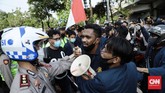 FOTO: Demo Mahasiswa Menolak Omnibus Law di Jakarta Demonstrasi mahasiswa menolak UU Cipta Kerja alias Omnibus Law di kawasan Gedung DPR RI, Jakarta Pusat, berakhir ricuh pada Rabu (7/10).