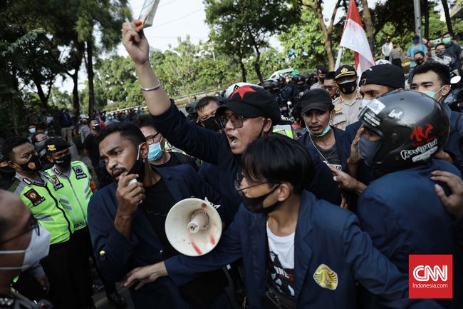 Demo Omnibus Law Di Medan Panas Aparat Dilempari Batu