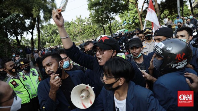 Gelombang demonstrasi menolak Undang-Undang Cipta Kerja Omnibus Law terus berlanjut dan dilakukan oleh mahasiswa dari berbagai universitas.
