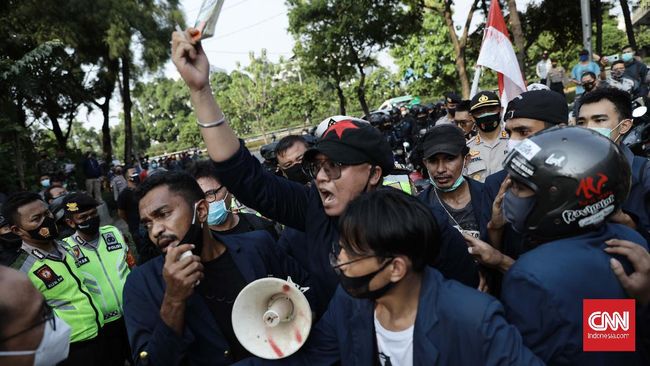 Tolak Omnibus Law, Tagar Mahasiswa Bergerak Menggema Gelombang demonstrasi menolak Undang-Undang Cipta Kerja Omnibus Law terus berlanjut dan dilakukan oleh mahasiswa dari berbagai universitas.