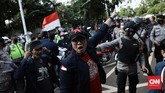 FOTO: Demo Mahasiswa Menolak Omnibus Law di Jakarta Demonstrasi mahasiswa menolak UU Cipta Kerja alias Omnibus Law di kawasan Gedung DPR RI, Jakarta Pusat, berakhir ricuh pada Rabu (7/10).