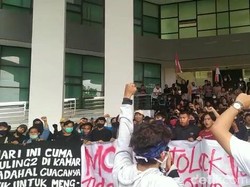 Aksi Mahasiswa, Bakar Ban di Depan Istana Bogor hingga Duduki Gedung DPRD