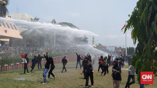 Aksi gabungan mahasiswa, buruh dan petani semula kondusif. Namun kemudian ricuh setelah massa pelajar yang datang melempari petugas.
