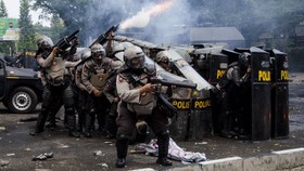 Rektor Unisba Laporkan Polisi Tembak Gas Air Mata ke Kampus
