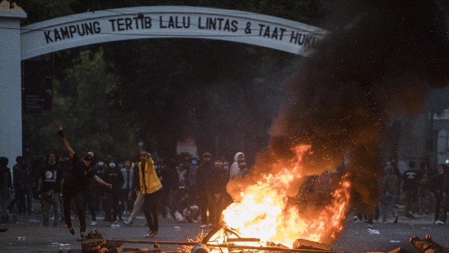 Empat orang perusak mobil polisi saat unjuk rasa Hari Buruh di Bandung divonis lima bulan penjara.