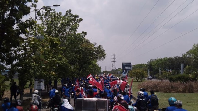 Massa buruh yang berbaur dengan pelajar STM membubarkan diri usai menggelar demonstrasi menolak UU CIpta Kerja di depan Kantor Pemkot Bekasi.