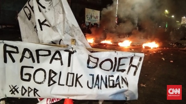 Demo mahasiswa tolak omnibus law ciptaker di Makassar Rabu, (7/10) sempat diselingi aksi lempar batu antarwarga.