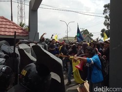 Beringasnya Demo Tolak Omnibus Law di Parepare: Gas Air Mata Vs Batu