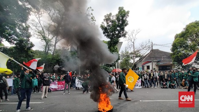 Asap hitam pekat dari bakaran ban membumbung di langit Bandung ketika mahasiswa berdemo menolak UU Cipta Kerja di depan Gedung DPRD Jawa Barat.