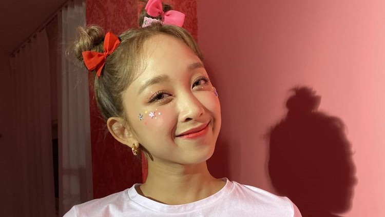 Usai sukses menjadi idol KPop, Dita Karang kembali membuat publik bangga, Bunda. Ia kini resmi jadi model skincare Nacific Indonesia lho. (Foto: Instagram @secretnumber.official)