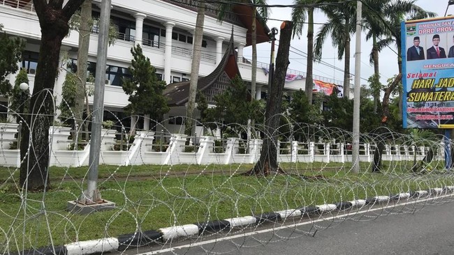 Nilai HPS pengadaan baju dinas baru anggota DPRD Sumbar senilai Rp1,1 miliar. Ada 65 anggota DPRD yang akan mendapatkan baju dinas ini.