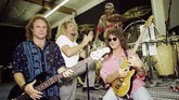 FOTO: Eddie Van Halen dari Masa Jaya hingga 'Senja' Dewa gitar, Eddie Van Halen, meninggal dunia pada usia 65 di Los Angeles, Selasa (6/9) waktu setempat setelah berjuang melawan kanker.