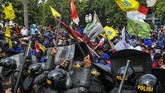 FOTO: Gelombang Protes Buruh dan Mahasiswa Tolak UU Ciptaker Aksi buruh dan mahasiswa atas RUU Ciptaker yang disahkan dalam rapat paripurna pada 5 Oktober 2020 berlangsung bergelombang di sejumlah wilayah di Indonesia.