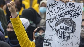 img-title Demo Omnibus Law, Mahasiswa Palembang Lempari Wagub Sumsel