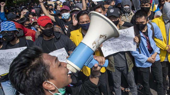 Polisi menangkap ratusan orang yang diduga menyusup dalam aksi demo berangkat dari hasil patroli tim siber yang menyisir isi percakapan di grup Whatsapp.