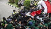 FOTO: Gelombang Protes Buruh dan Mahasiswa Tolak UU Ciptaker Aksi buruh dan mahasiswa atas RUU Ciptaker yang disahkan dalam rapat paripurna pada 5 Oktober 2020 berlangsung bergelombang di sejumlah wilayah di Indonesia.