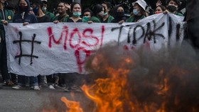Demo Bandung Bentrok, Bom Molotov Massa Dibalas Water Cannon