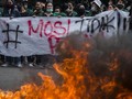 Demo Bandung Bentrok, Bom Molotov Massa Dibalas Water Cannon