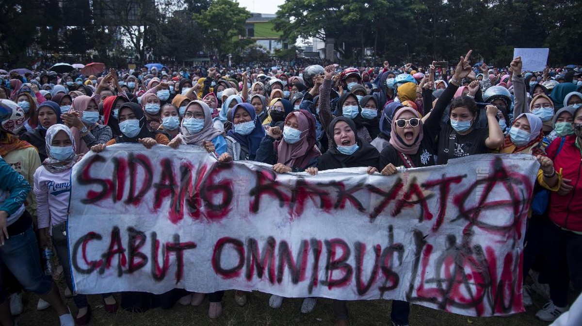 FOTO: Gelombang Protes Buruh dan Mahasiswa Tolak UU Ciptaker