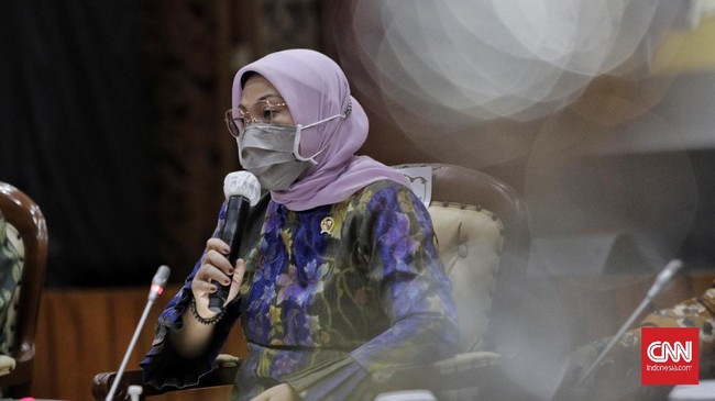 Menaker Ida Fauziyah merespons perintah Presiden Jokowi dengan menyatakan akan merevisi Permenaker 2/2022 soal Jaminan Hari Tua (JHT).
