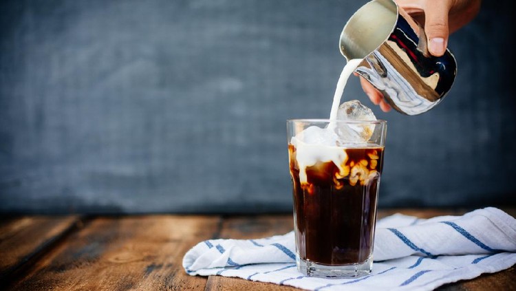 Ilustrasi es kopi Prepairing iced latte on wooden table